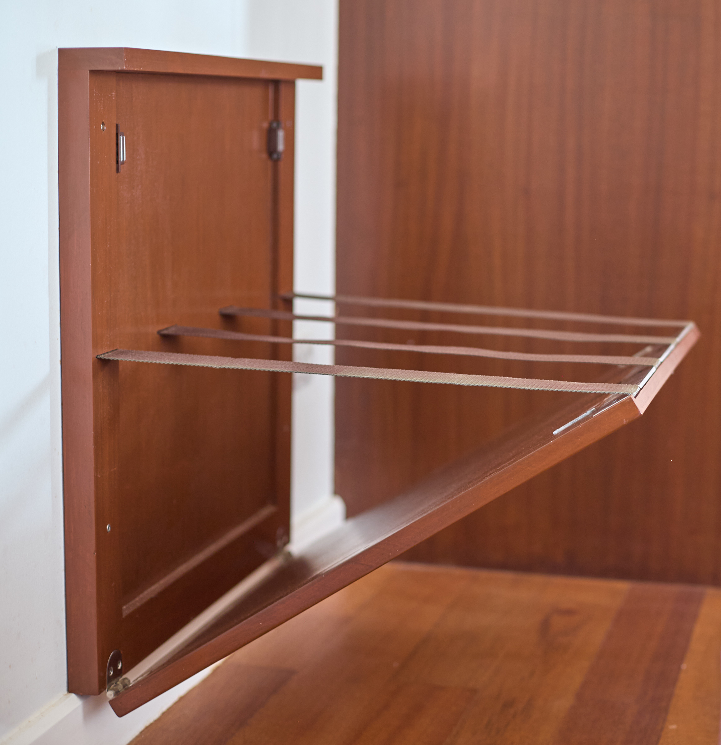 Foldable suitcase rack