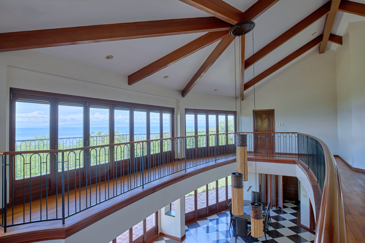 Gallery with roof beams and sea view